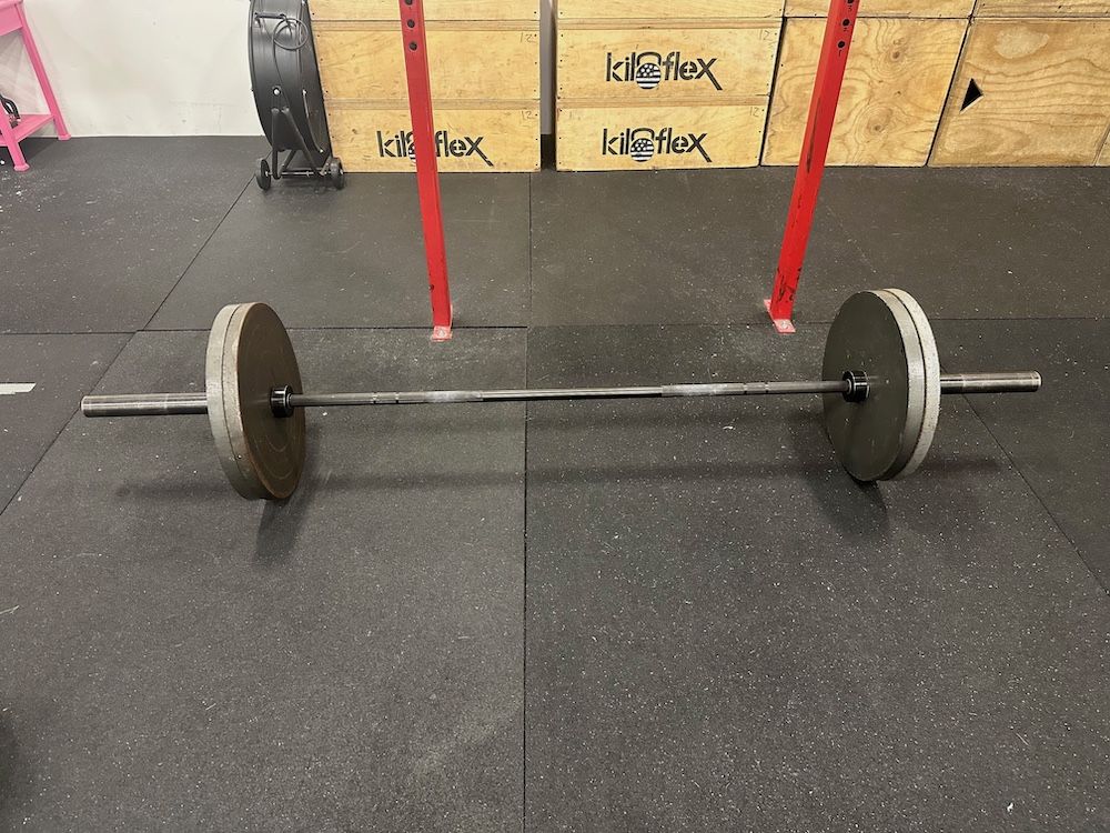 This is what a 225lb / 102kg deadlift setup looks like